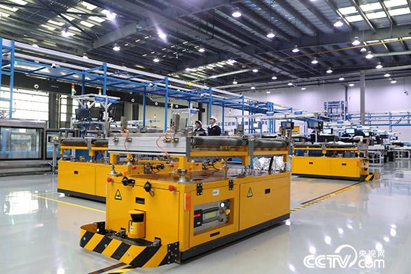 In the high-end fault-tolerant computer production base of Inspur Group in Jinan High-tech Zone, Shandong Province, the intelligent AGV car that shuttles back and forth is transporting materials.